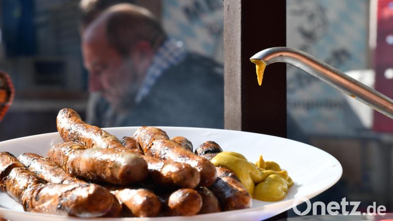 Die Bratwürste am Mariahilfberg in Amberg sehen saftig aus, das aber sind auch die fast jährlich steigenden Preise: 1,60 Euro mussten 2024 pro Wurst gezahlt werden. Für die vegane oder eine Wurst vom Strohschwein wurden sogar 1,70 Euro fällig. Archivbild: Petra Hartl