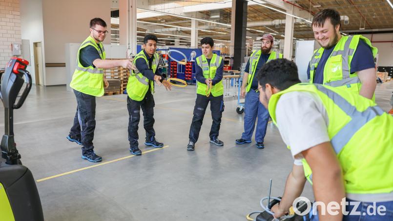Azubi-Action bei Witron: Neue Auszubildende lernen bei gemeinsamen Spielen und Rätseln ihren Arbeitgeber kennen. Bild: Witron Service GmbH &amp; Co. KG
