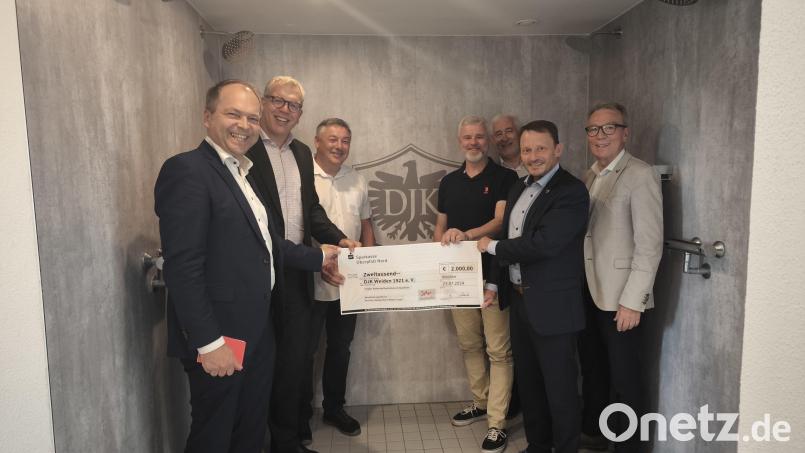 Spendenübergabe mal anders in den frisch sanierten Duschräumen des Sportheimes der DJK Weiden: DJK-Chef Harald Biersack (Vierter von rechts) nimmt den symbolischen Scheck von Stiftungsratsvorsitzendem und OB Jens Meyer (Zweiter von rechts) entgegen. Darüber freuen sich (von links) Hans-Jörg Schön, Stellvertretender Stiftungsratsvorsitzender, Jens Michael Heine, Stiftungsvorstand und Markus Sparrer, 2. DJK-Vorsitzender, sowie Reinhard Meier, vom Stadtverband für Leibesübungen (Dritter von rechts) sowie Bürgermeister Reinhold Wildenauer als 3. DJK-Vorsitzender. Bild: Sparkasse Oberpfalz Nord/exb
