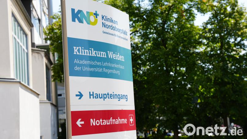 Ein Schild vor dem Haupteingang der Kliniken Nordoberpfalz in Weiden Bild: Sebastian Böhm