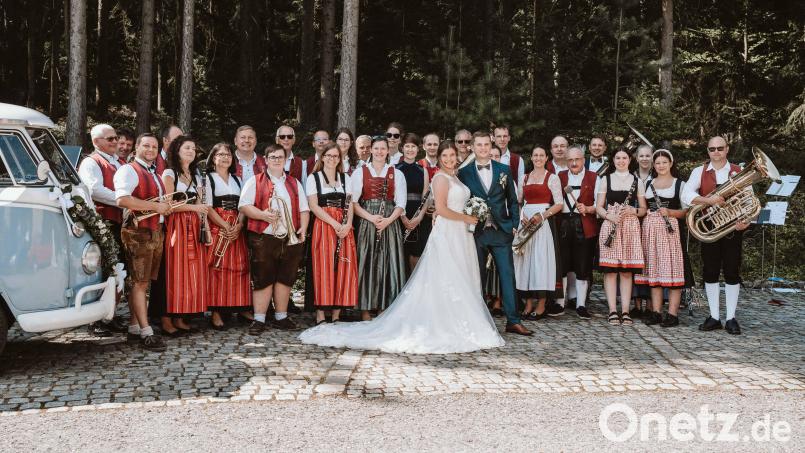 Sophia Bayer und Michael Affolter haben am Wochenende in Wäldern geheiratet. Dazu gratulierten Musiker aus dem ganzen Landkreis Tirschenreuth. Bild: Patricia Sieber/exb