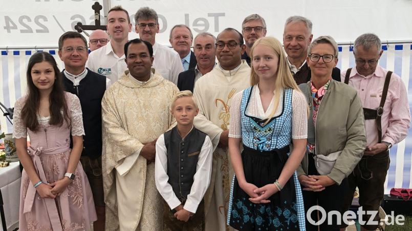 Im Kreise seiner Mitarbeiter und den Helfern aus der Pfarrei Schlicht präsentiert sich der scheidende Stadtpfarrer Robin Xavier (links) mit seinem Mitbruder und Pfarrvikar Pater Jimmy Joseph nach dem Gottesdienst. Bild: ct