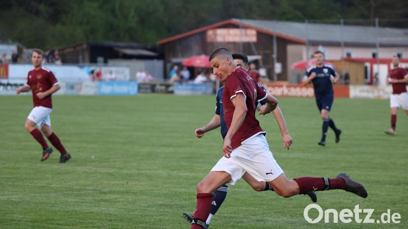 Valentin Schieder (links) und der SC Eschenbach empfangen am Freitagabend in der Kreisliga Nord die DJK Weiden. Archivbild: Dieter Jäschke