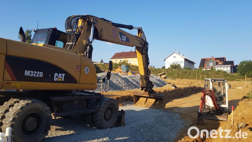 In Reuth entsteht ein neues Baugebiet mit 14 Parzellen. Die Arbeiten laufen auf vollen Touren. Bild: Benkhardt