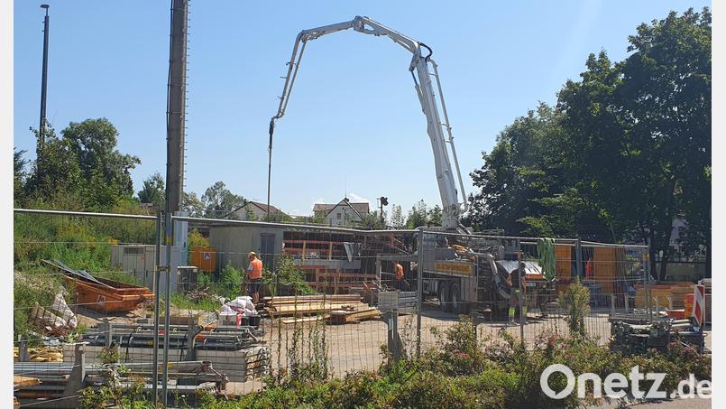 An der Schwellenwerkunterführung in Schwandorf wird bereits gearbeitet. Sie soll wie geplant in Höhe und Breite erweitert werden, trotz möglicherweise ausbleibender Fördergelder. Bild: Hösamer