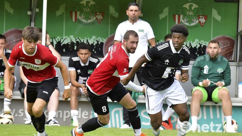 Oluwatobi Joseph (rechts) steht der DJK Ammerthal bei Fortuna Regensburg wieder zur Verfügung. Archivbild: Hubert Ziegler