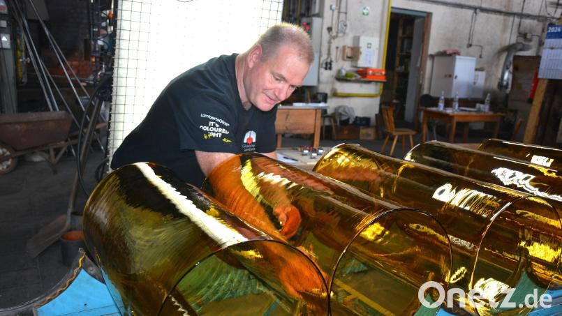 Hüttenmeister Wenzel Riederer arbeitet sich seit 50 Jahren bei Lamberts in Waldsassen am Glas ab. Bild: jr