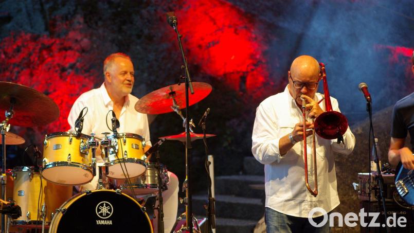 Jazz auf Weltniveau bringt der Schlagzeuger Wolfgang Haffner – hier mit Nils Landgren – und sein Trio am 3. September wieder auf die Luisenburg in Wunsiedel. Archivbild: Gerd Pöhlmann