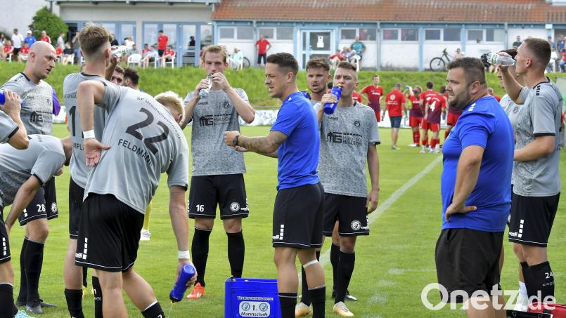 Der Ursulapoppenrichter Spielertrainer Sven Seitz (im blauen Trikot) gibt Anweisungen an seine Spieler. Das Duell gegen den Bezirksliga-Absteiger 1. FC Rieden steht für ihn unter besonderen Vorzeichen: „Seit ich Trainer in Upo bin, ist es das erste Match, in das wir nicht als ganz großer Favorit reingehen“. Archivbild: Hubert Ziegler