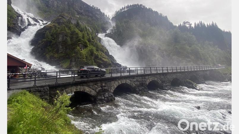 Gesamtfallhöhe 165 Meter: Der Zwillingswasserfal Låtefossen bei Odda bietet ein Naturschauspiel. Bild: Bernd F. Meier/dpa