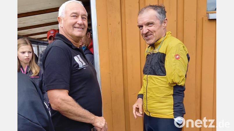 Vorstand Josef Hellerbrand freute sich über Wolfgang Stöckl, dem Sieger der Paralympics 2000 im Sportschießen und mehrfachen Deutschen Meister, Europa- und Weltmeister, der im letzten Jahr mit dem Fahrrad von Weiden zum Sportfest kam. Bild: Richard  Scheiterer/exb