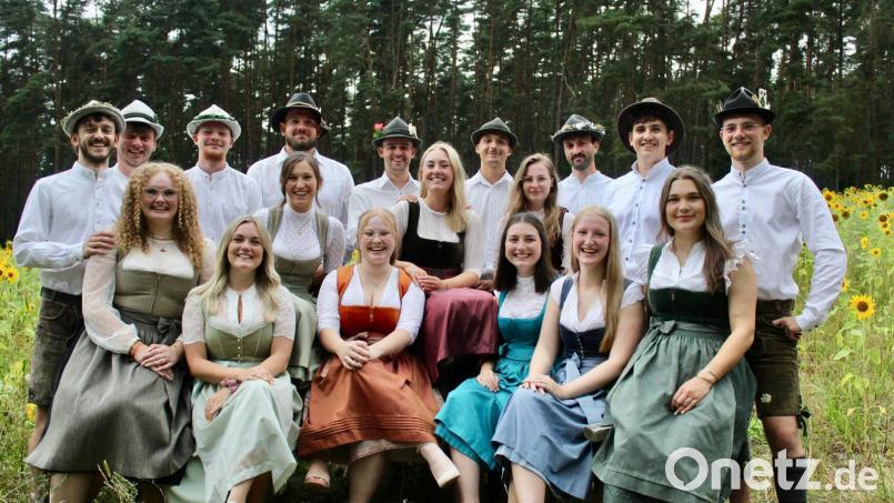 Neun Kirwapaare begleiten die Trischiner Kirwa. Die Tanzschritte sitzen. Bild: Silke Hierl/exb