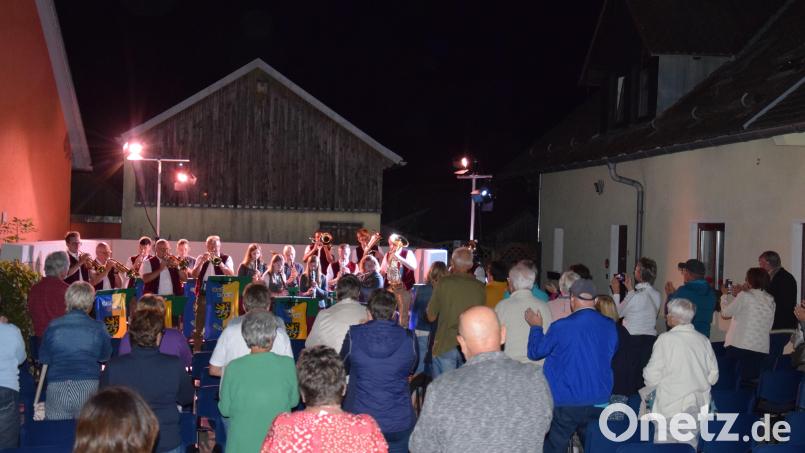 Begeistert geht das Publikum mit und spendet kräftigen Applaus für die Stadtkapelle Pleystein. Bild: fla