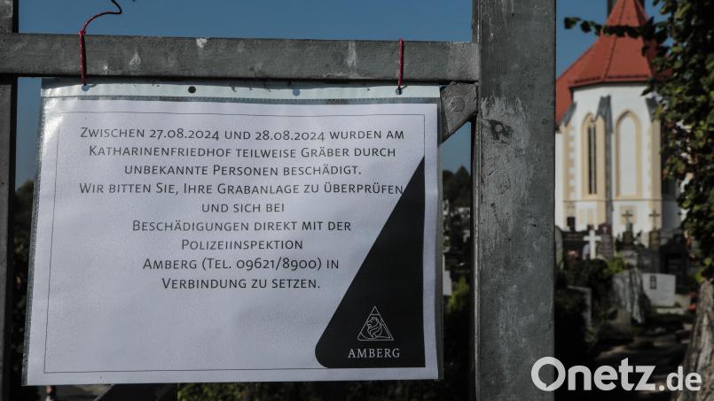 Auf dem Katharinenfriedhof wurden Gräber beschädigt. Dieses Schild hängt derzeit an allen Eingängen. Bild: Wolfgang Steinbacher