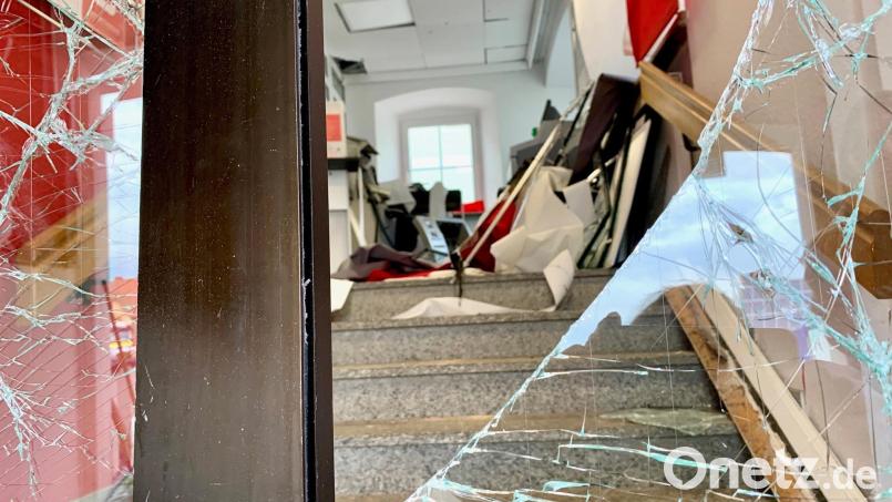 Die zerstörte Bank nach der Sprengung in Luhe-Wildenau im Jahr 2022. Archivbild: Gabi Schönberger