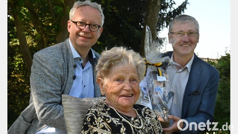 Bürgermeister Franz Badura (rechts) und Kultur-, Sport- und Schulreferent Fabian Kern (links) gratulierten Berta Fruth zum 90. Geburtstag. Bild: gf