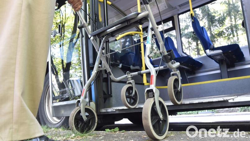 Besonders Senioren betrifft der mögliche Wegfall der Bushaltestelle "Maria-Seltmann-Haus". Symbolbild: Uli Deck