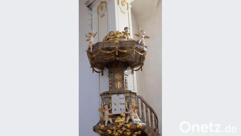 Auf dieser Kanzel in der Kirche in Floß steht normalerweise ganz oben die Figur des Erzengels Michael. Da die Statue drohte abzustürzen stehen Sanierungsarbeiten an. Bild: le