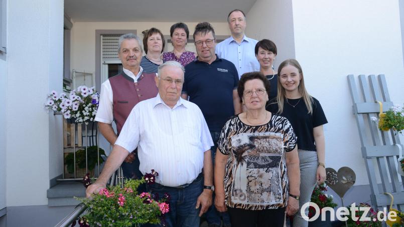 Elfriede Bäumler (vorne, rechts) feierte gemeinsam mit Ehemann Josef, ihren Kindern Elfriede, Sieglinde und Martin, Enkelin Anna ihren 80. Geburtstag. Bürgermeister Andreas Wutzlhofer (links) gratulierte namens der Stadt Vohenstrauß, Pfarrer Ronald Liesaus (oben rechts) überbrachte die Glückwünsche der Katholischen Kirchengemeinde. Bild: bey