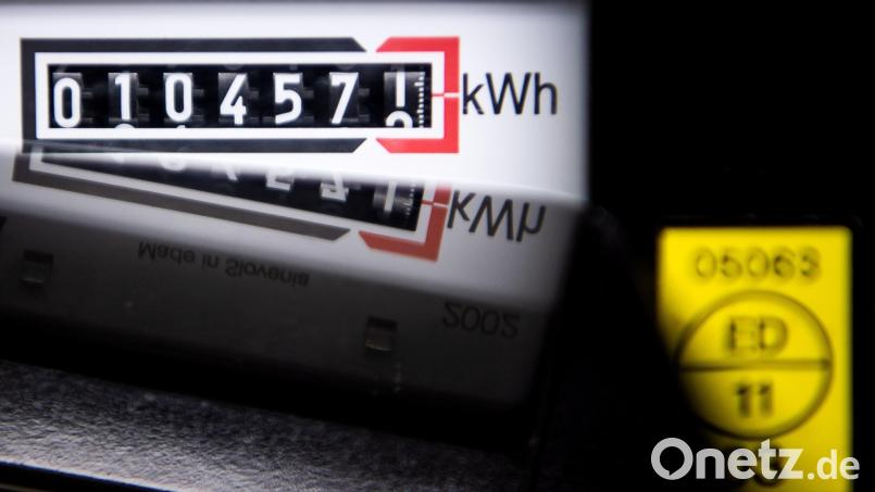 Ein Stromzähler zeigt die verbrauchten Kilowattstunden an. Symbolbild: Sina Schuldt/dpa