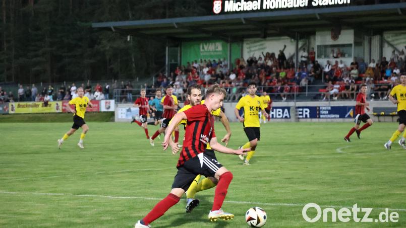 Johannes Gradl (vorne) und der SC Luhe-Wildenau unterlagen während der Woche dem FC Amberg (im Bild Alexander Kloos). Archivbild: Dieter Jäschke