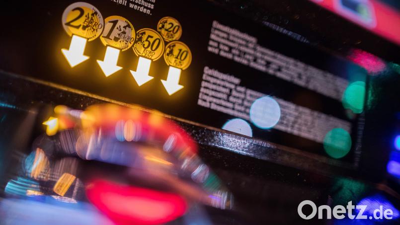 Ein junger Mann (23) drosch in Amberg aus Frust auf einen Spielautomaten ein und beschädigte diesen. Symbolbild: Rolf Vennenbernd