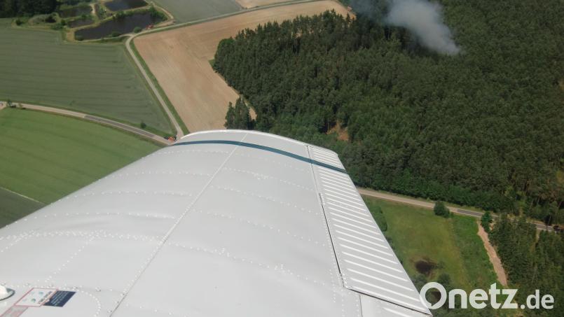 Rauch dringt aus einem Waldstück, das Feuer greift rasch um sich: Von der Luft aus sind Waldbrände gut zu erkennen. Angesichts der Waldbrandgefahr in der Region hat die Regierung der Oberpfalz entsprechende Flüge angeordnet. Archivbild: Houschka