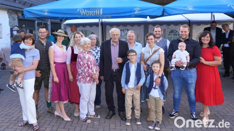 Josef Müller (Mitte) feiert mit seiner Familie seinen 90. Geburtstag Bild: fvo