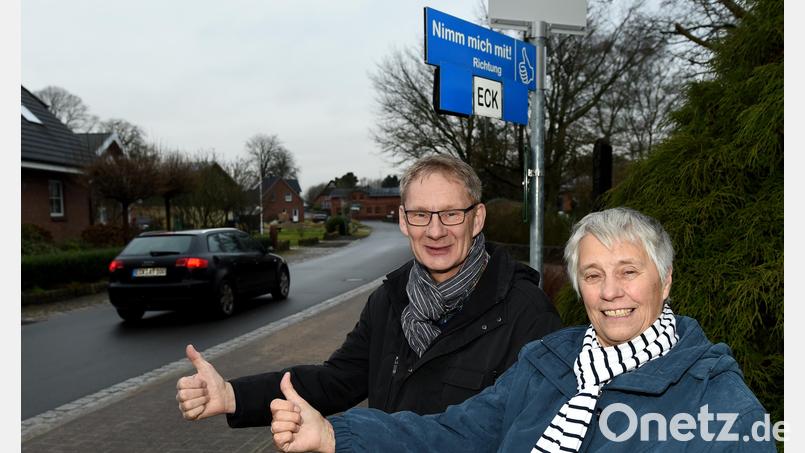 &quot;Mit-Fahr-Bank&quot;: In kleinen Orten, wo der Bus nicht mehr regelmäßig vorbeifährt, können Menschen ohne Auto auf diesen speziell gekennzeichneten Bänken ihr Ziel per Klappschild anzeigen und auf eine Mitfahrgelegenheit warten. Symbolbild: Carsten Rehder/dpa