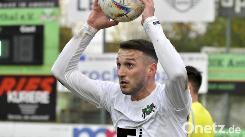 Mergim Bajrami wirft den Ball künftig für den SC 04 Schwabach ein. Archivbild: Hubert Ziegler