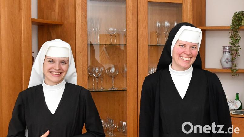 Schwester Maria Edith Huppman (links) und Schwester Maria Pauline Jacobi wollen ihr restliches Leben im Kloster verbringen. Das versprechen sie am Samstag mit der zeitlichen und ewigen Profess. Bild: Petra Hartl