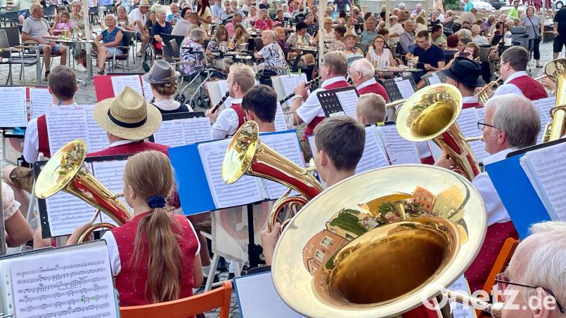Der Musikverein Dachelhofen gestaltet die zweiten &quot;Feierabendklänge&quot; auf dem Schwandorfer Marktplatz. Bild: Gerhard Götz