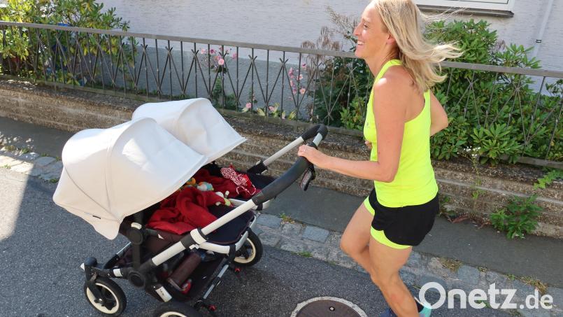 So kennen die Anwohner Maria Sponsel (41), wenn sie mit ihren Zwillingen Sophie und Helena durch den Weidener Westen joggt. Bild: Kunz