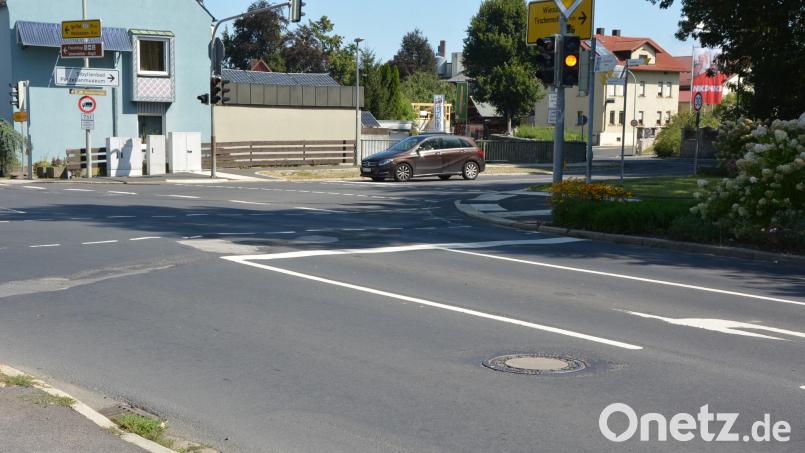 Auf der Ampelkreuzung in Mitterteich sind am 9. und 10. September Sanierungsarbeiten geplant - konkret im Kreuzungsbereich der Wiesauer Straße (vorne) und der Martin-Zehendner-Straße (rechts). Diese beiden Straßen werden für die Dauer der Arbeiten auch komplett gesperrt. Bild: jr