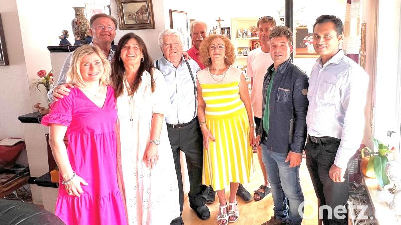 Im Kreis seiner Familie feierte Anton Schatzberger (Vierter von links) seinen 90. Geburtstag. Im Namen der Pfarrei Sankt Michael gratulierte Pater James (rechts). Die Glückwünsche der Marktgemeinde Wiesau überbrachte Zweiter Bürgermeister Michael Dutz (Zweiter von rechts). Bild: Familie Schatzberger/exb