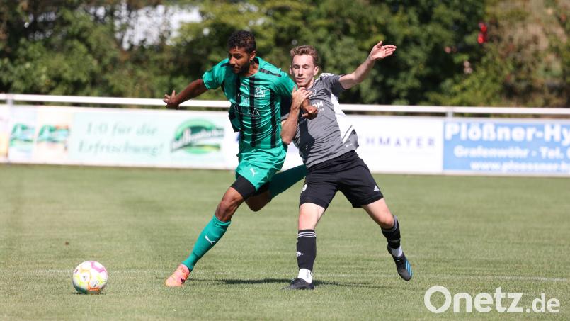 Michael Wells (links) und der FC Weiden-Ost nehmen es am Samstag mit dem Spitzenreiter FC Raindorf auf. Luca Reiß und die SV Grafenwöhr stehen bei der DJK Arnschwang unter Zugzwang. Archivbild: Dieter Jäschke