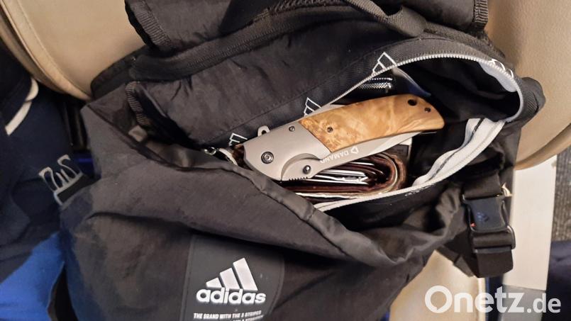 Dieses Springmesser, das die Bundespolizei sichergestellt hat, darf nicht im Rucksack mitreisen. Bei vielen Messern kommt es auf Funktionsweise und Klingenlänge an, ob sie erlaubt sind oder nicht. Archivbild: Bundespolizei/exb