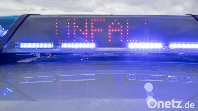Ein Verkehrsunfall ereignet sich in der Jahnstraße in Kümmersbruck. Symbolbild: Daniel Karmann/dpa