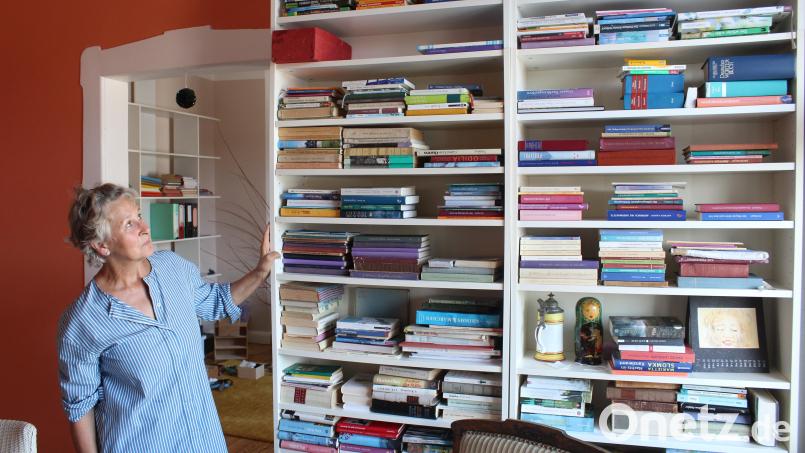 Das spart Platz: Bücher ins Regal legen, anstatt sie nebeneinander stellen. Sabine Heym probiert allerlei aus, um mehr Stauraum für ihr neues Zuhause zu schaffen. Bild: Jennifer Battaglia