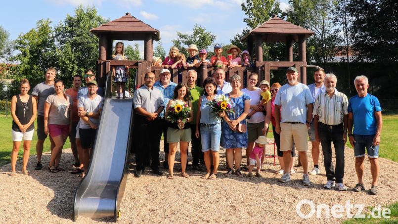 Viele lachende Gesichter sind bei der Einweihung des Spielplatzes in Sigl zu sehen. Bild: Stefanie Gradl