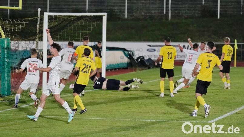 FC Amberg gegen Sturm Hauzenberg. Das 0:1 durch Dominik Manzenberger (Nr. 23), die Amberger Abwehr ist geschlagen. Torwart Tim Schreiner am Boden. Bild: ref