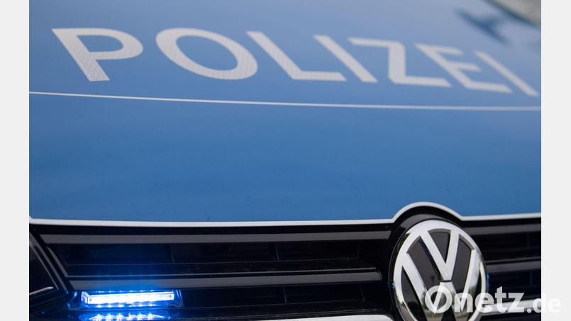 Zwei Jugendliche wurden in Niederbayern festgenommen, weil sie eine vermeintliche Pistole mit sich trugen. (Symbolbild) Bild: Lino Mirgeler/dpa