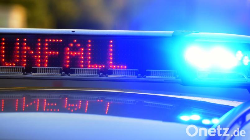 Ein 37-Jähriger ist beim Überholen mit seinem Motorrad in einen abbiegenden Traktor gefahren. Er wurde schwer verletzt (Symbolbild). Bild: Stefan Puchner/dpa