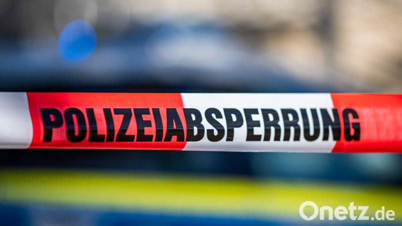 Zwei Männer schweben in Lebensgefahr, nachdem sie sich mit ihrem Auto überschlagen haben. (Symbolbild) Bild: David Inderlied/dpa