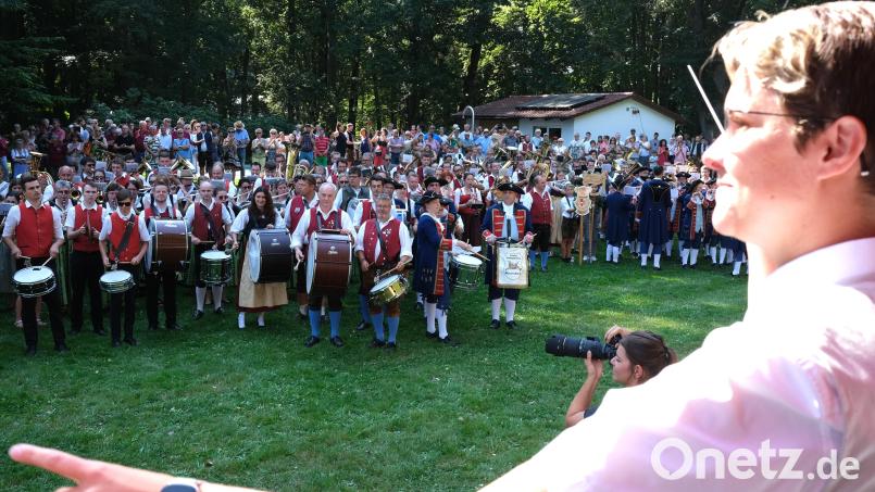 Cornelia Gaschler dirigiert zum Finale des Kreismusikfestes den Gesamtchor. Dazu haben sich im Schwarzenfelder Schlosspark 450 Musiker aus 15 Kapellen versammelt. Bild: Hirsch