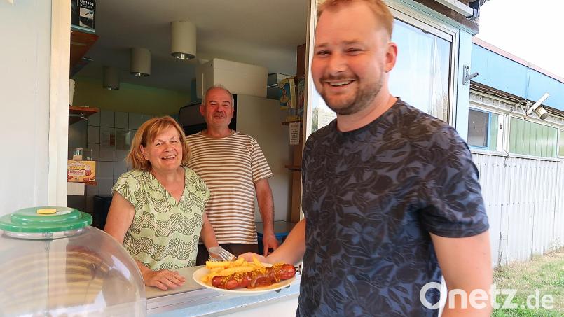 „Gabis Currywürste sind die besten“, meint nicht nur Michael Rauh (rechts). Die kleine warme Mahlzeit entwickelte sich in dieser Saison im Freibad Friedenfels zum Renner. Gabi und Gottfried Härtl (von links) wollen auch nächstes Jahr wieder am Ausgabefenster des Kiosk stehen. Bild: bsc