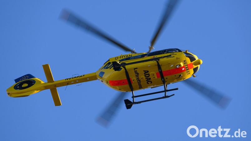 Der schwer verletzte Motorradfahrer wurde laut Polizei per Rettungshubschrauber ins Krankenhaus gebracht. (Symbolbild) Bild: Robert Michael/dpa