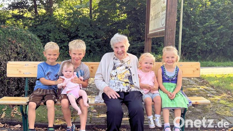 Anna Graf mit ihren fünf Urenkeln Stefan, Bastian, Lena, Resi und Sophie. Bild: bjo