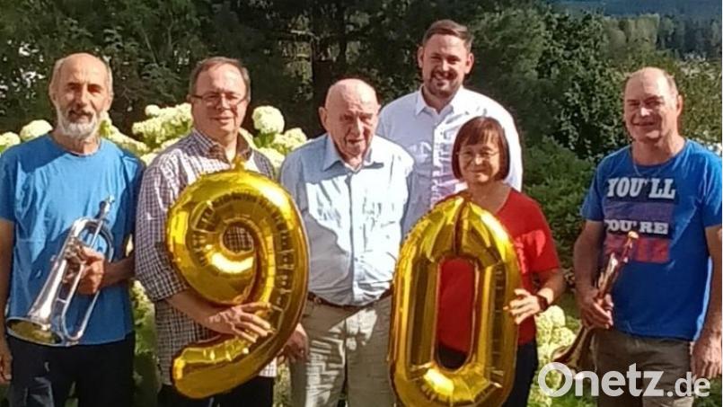 Josef Braun (Dritter von links) feierte seinen 90. Geburtstag. Dazu gratulierten Josef Nickl (links) und Michael Daubner (rechts) von der Bergwacht sowie Sohn Hans-Georg Braun, Tochter Gabi Küffner und Bürgermeister Sebastian Voit (hinten). Bild: Familie Braun/exb