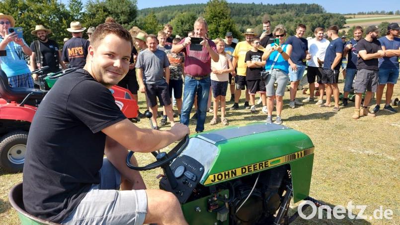 Der John Deere hat zusätzliche PS unter die Haube bekommen und ist ein Blickfang auf dem Golan. Bild: lg